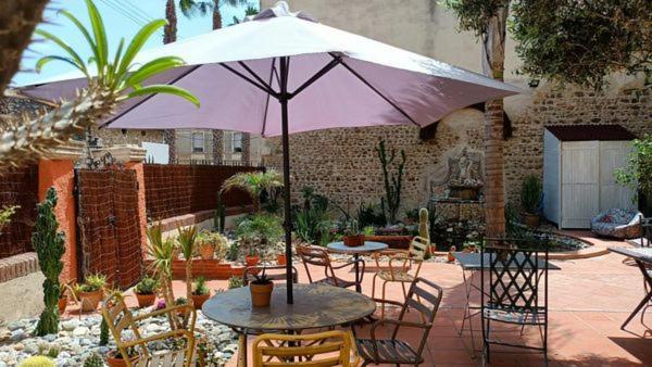 El Castell Embruixat Hotel Saint-Hippolyte  Exterior photo