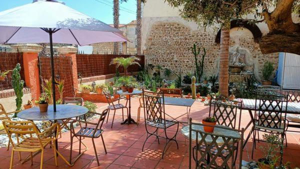 El Castell Embruixat Hotel Saint-Hippolyte  Exterior photo